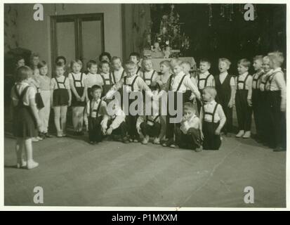 Die tschechoslowakische SOZIALISTISCHE REPUBLIK - ca. 1960er-Jahre: Retro Foto zeigt kleine Schüler im Klassenzimmer. Klassenkameraden teilnehmen, in der Schule Leistung während der Weihnachtszeit. Vintage Schwarz/Weiß-Fotografie. Stockfoto