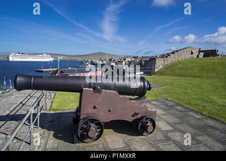 Kanone bei Fort Charlotte aus dem 17. Jahrhundert im Zentrum von Lerwick und Kreuzfahrtschiff in den Bressay Sound, Shetlandinseln, Schottland, Großbritannien Stockfoto