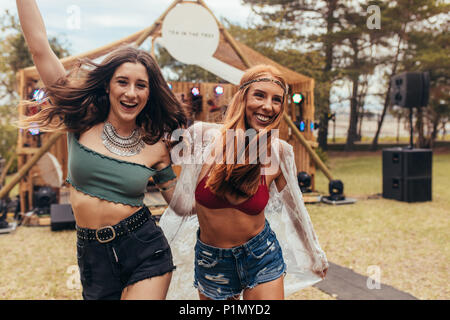 Zwei coole Mädchen sind Spaß an der Musik Festival im Park. Frauen Freunde im Sommer tragen genießen Musik Festival. Stockfoto