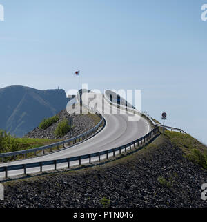 Storseisundet Brücke über den Atlantik Küstenstraße, Norwegen. Stockfoto