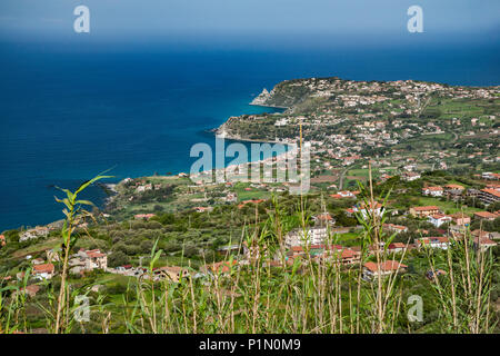 Capo Vaticano, Tyrrhenische Meer eingehüllt in sirocco Staub, Fernblick vom Dorf von Coccorino, Kalabrien, Italien Stockfoto