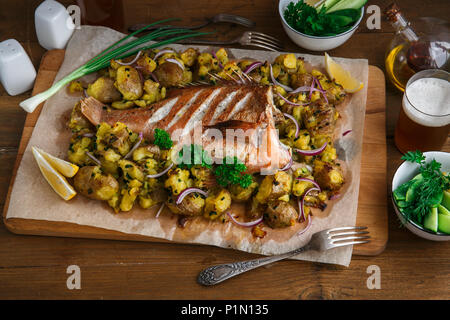 Rotes Meer Barsch oder roten Barsche gebacken mit Kartoffeln, Ansicht von oben. Stockfoto