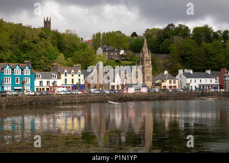 Die berühmten hell bemalten Häuser mit Blick auf den Hafen in Tobermory, Isle of Mull, an der Westküste Schottlands Stockfoto