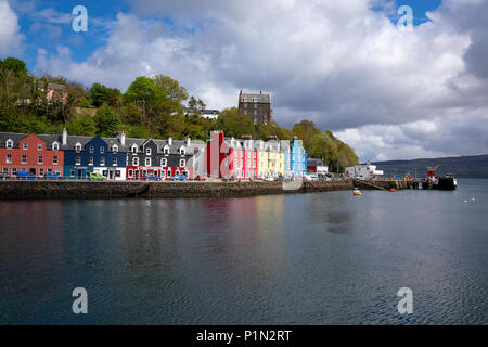 Die berühmten hell bemalten Häuser mit Blick auf den Hafen in Tobermory, Isle of Mull, an der Westküste Schottlands Stockfoto