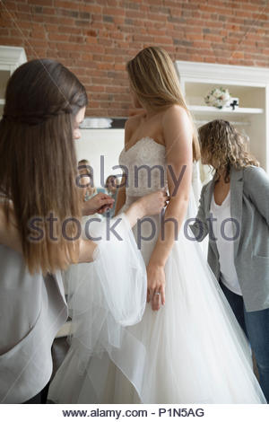 Braut und Freunde an der Hochzeit Kleid Fitting in Bridal Boutique