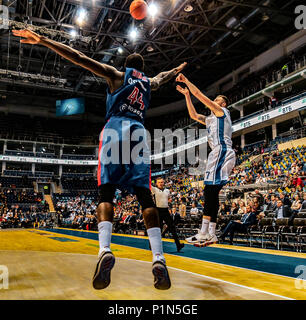 Moskau, Moskau, Russland. 8. Juni 2018. Othello Hunter von CSKA Moskau in Aktion gegen Sergey Kasarev von Zenit St. Petersburg im Halbfinale des VTB Final Four Finale zwischen ZSKA Moskau und Zenit St. Petersburg. CSKA gewann 84-67 an die Endrunde voraus. Credit: Nicholas Müller/SOPA Images/ZUMA Draht/Alamy leben Nachrichten Stockfoto