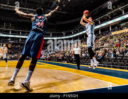 Moskau, Moskau, Russland. 8. Juni 2018. Othello Hunter von CSKA Moskau in Aktion gegen Sergey Kasarev von Zenit St. Petersburg im Halbfinale des VTB Final Four Finale zwischen ZSKA Moskau und Zenit St. Petersburg. CSKA gewann 84-67 an die Endrunde voraus. Credit: Nicholas Müller/SOPA Images/ZUMA Draht/Alamy leben Nachrichten Stockfoto