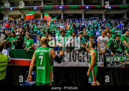 Moskau, Moskau, Russland. 10 Juni, 2018. UNICS Kazan Spieler gehen mit ihren Fans zum Abschluss der Verlust von Platz 3 Spiel gegen Zenit St. Petersburg an der VTB abschließenden vier 93-79 zuzujubeln. Credit: Nicholas Müller/SOPA Images/ZUMA Draht/Alamy leben Nachrichten Stockfoto