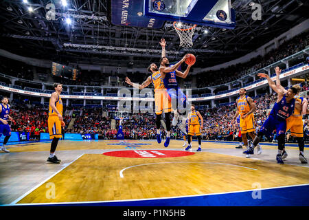 Moskau, Moskau, Russland. 10 Juni, 2018. Cory Higgins von CSKA Moskau in Aktion gegen Tyler Honeycutt von Moskau Chimki während der Endrunde. CSKA Moskau besiegte Khimki Moskau 95-84 in der Vtb Final Four Finale. Credit: Nicholas Müller/SOPA Images/ZUMA Draht/Alamy leben Nachrichten Stockfoto