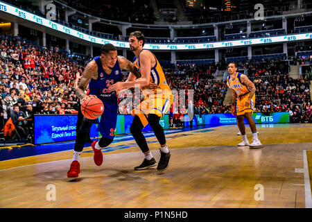 Moskau, Moskau, Russland. 10 Juni, 2018. Wird Clyburn von CSKA Moskau in Aktion gegen Alexey Shved von chimki Moskau während der Vtb Final Four Finale. CSKA Moskau gewann 95-84 gegen Moskau Chimki. Credit: Nicholas Müller/SOPA Images/ZUMA Draht/Alamy leben Nachrichten Stockfoto