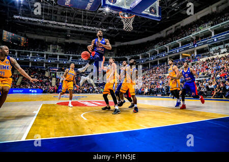 Moskau, Moskau, Russland. 10 Juni, 2018. Cory Higgins von CSKA Moskau in Aktion gegen Alexey Shved von Moskau Chimki während der Endrunde. CSKA Moskau besiegte Khimki Moskau 95-84 in der Vtb Final Four Finale. Credit: Nicholas Müller/SOPA Images/ZUMA Draht/Alamy leben Nachrichten Stockfoto