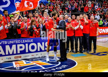 Moskau, Moskau, Russland. 10 Juni, 2018. Sergio Rodriguez von CSKA Moskau feiert nach dem Gewinn der MVP Award auf der VTB abschließenden vier zwischen Khimki Moskau, CSKA Moskau, Kazan Unics und Zenit St. Petersburg. CSKA Moskau Chimki Moskau 95-84 besiegt im Finale. Credit: Nicholas Müller/SOPA Images/ZUMA Draht/Alamy leben Nachrichten Stockfoto