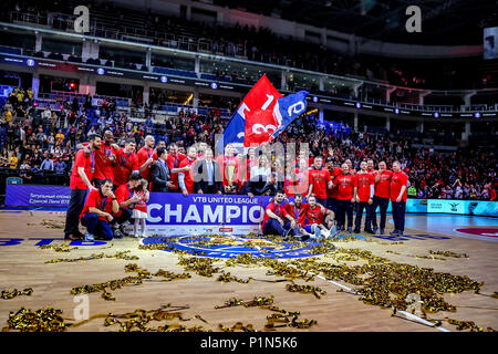 Moskau, Moskau, Russland. 10 Juni, 2018. CSKA Moskau feiert nach dem Gewinn der VTB abschließenden vier zwischen Khimki Moskau, CSKA Moskau, Kazan Unics und Zenit St. Petersburg. CSKA Moskau Chimki Moskau 95-84 besiegt im Finale. Credit: Nicholas Müller/SOPA Images/ZUMA Draht/Alamy leben Nachrichten Stockfoto