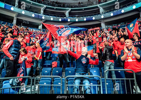 Moskau, Moskau, Russland. 8. Juni 2018. CSKA Moskau Fans feiern nach dem Gewinn der letzten während der Vtb abschließenden vier zwischen Khimki Moskau, CSKA Moskau, Kazan Unics und Zenit St. Petersburg. CSKA Moskau Chimki Moskau 95-84 besiegt im Finale. Credit: Nicholas Müller/SOPA Images/ZUMA Draht/Alamy leben Nachrichten Stockfoto