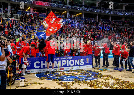 Moskau, Moskau, Russland. 10 Juni, 2018. CSKA Moskau feiert nach dem Gewinn der VTB abschließenden vier zwischen Khimki Moskau, CSKA Moskau, Kazan Unics und Zenit St. Petersburg. CSKA Moskau Chimki Moskau 95-84 besiegt im Finale. Credit: Nicholas Müller/SOPA Images/ZUMA Draht/Alamy leben Nachrichten Stockfoto