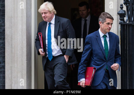 London, Großbritannien. 12 Juni, 2018. Gavin Williamson MP, Staatssekretär für Verteidigung, und Boris Johnson MP, Minister für auswärtige Angelegenheiten und Commonwealth-Fragen, lassen 10 Downing Street nach einer Kabinettssitzung vor dem Unterhaus Aussprache und Abstimmungen über Änderungsvorschläge des House of Lords zur EU Rückzug Rechnung vorgeschlagen. Credit: Mark Kerrison/Alamy leben Nachrichten Stockfoto