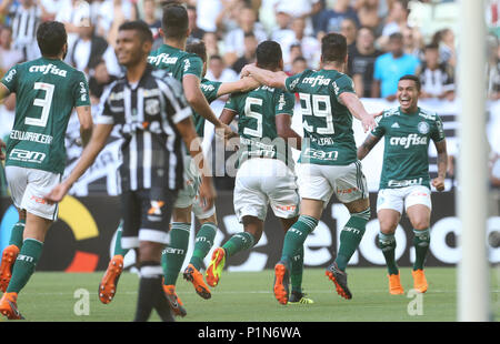 Fortaleza, Brasilien. 10 Juni, 2018. Thiago Santos von SE Palmeiras feiert sein Tor gegen das Team von Ceará SC während ein Gleiches gilt für die elfte Runde der brasilianischen Meisterschaft, Serie A, an der Castelão Stadion. Credit: Cesar Greco/FotoArena/Alamy leben Nachrichten Stockfoto