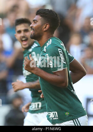 Fortaleza, Brasilien. 10 Juni, 2018. Thiago Santos von SE Palmeiras feiert sein Tor gegen das Team von Ceará SC während ein Gleiches gilt für die elfte Runde der brasilianischen Meisterschaft, Serie A, an der Castelão Stadion. Credit: Cesar Greco/FotoArena/Alamy leben Nachrichten Stockfoto