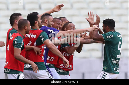 Fortaleza, Brasilien. 10 Juni, 2018. Thiago Santos von SE Palmeiras feiert sein Tor gegen das Team von Ceará SC während ein Gleiches gilt für die elfte Runde der brasilianischen Meisterschaft, Serie A, an der Castelão Stadion. Credit: Cesar Greco/FotoArena/Alamy leben Nachrichten Stockfoto