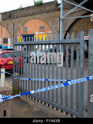 South Harrow, London, England. 12. Juni 2018. Polizei sucht Hinweise und die Szene des Jüngsten gewaltsamen Zwischenfall in der Egge schützen, die kontinuierliche Gewaltverbrechen Preise in London beitragen. Die Lage ist sehr nahe an den letzten Erstechen eines 17 Jahre alten und ist Teil der gleichen Untersuchung. Die Polizei wollte nur sagen, dass jemand sehr schwer verletzt worden war. Sie waren eine Fingerspitze der Suche nach dem Tatort auf Roxeth Green Avenue, South Harrow. Kredit © Tim Ring/Alamy leben Nachrichten Stockfoto