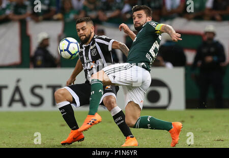 Fortaleza, Brasilien. 10 Juni, 2018. Player Victor Luis von SE Palmeiras spielt für Felipe Azevedo von Ceará SC während eines Spiels, bei der elften Runde der brasilianischen Meisterschaft der Serie A bei Castelão Stadion gültig ist. Credit: Cesar Greco/FotoArena/Alamy leben Nachrichten Stockfoto