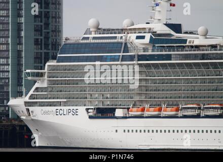 Liverpool, Großbritannien, 12. Juni 2018 Kreuzfahrtschiff Celebrity eclipse Docks in Liverpool für eine Nacht in der Stadt credit Ian Fairbrother/Alamy Live News Credit: IAN Fairbrother/Alamy leben Nachrichten Stockfoto