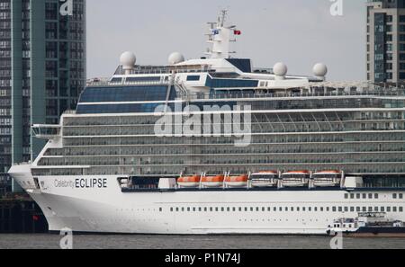 Liverpool, Großbritannien, 12. Juni 2018 Kreuzfahrtschiff Celebrity eclipse Docks in Liverpool für eine Nacht in der Stadt credit Ian Fairbrother/Alamy Live News Credit: IAN Fairbrother/Alamy leben Nachrichten Stockfoto