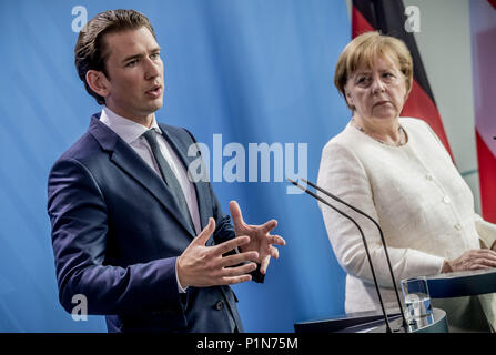 Berlin, Deutschland. 12 Jun, 2018. 12 Juni 2018, Deutschland, Berlin: Bundeskanzlerin Angela Merkel (CDU) und der österreichische Kanzler Sebastian Kurz dargestellt auf einer Pressekonferenz im deutschen Bundeskanzleramt. Foto: Michael Kappeler/dpa Quelle: dpa Picture alliance/Alamy leben Nachrichten Stockfoto