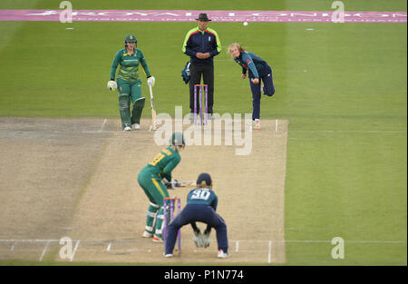 Hove, Sussex, UK. 12 Jun, 2018. Sophie Ecclestone von England Bowling im 2. ODI, von ICC Frauen Championship Match zwischen England und Südafrika Frauen Frauen an der 1. zentralen County Boden, Hove am 12 Juni, 2018 in Sussex, England. Editorial nur verwenden Stockfoto