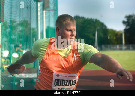 Ostrava, Tschechische Republik. 12 Juni, 2018. Andrius Gudzius von Lithuenia macht einen Versuch, in der die Männer Diskus Wettbewerb im Golden Spike, ein IAAF World Challenge athletische Treffen in Ostrava, Tschechische Republik, 12. Juni 2018 werfen. Credit: Jaroslav Ozana/CTK Photo/Alamy leben Nachrichten Stockfoto