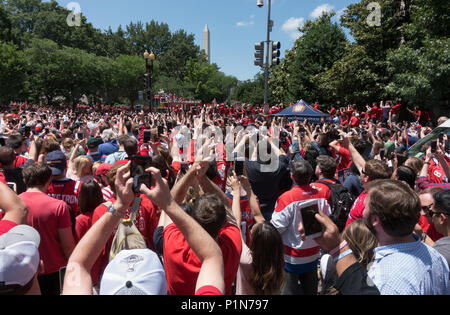 Washington, DC, USA. 12 Juni, 2018. Stanley Cup mit Washington Capitals Hockey Team Spieler (mit dem Bus) Pass einige zehntausende Fans Futter Constitution Avenue als Prozession machte es weg zu er National Mall für einen Nachmittag Rallye feiert den Sieg der Kappe über dem Vegas goldene Ritter für ihren ersten Stanley Cup. Bob Korn/Alamy leben Nachrichten Stockfoto