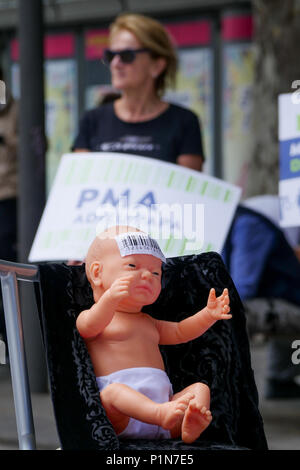 Lyon, Frankreich, 12. Juni, 2018: die Gegner der medizinisch unterstützten Fortpflanzung (auf Französisch: PMA) in Lyon (Zentral-ost-Frankreich) gesehen, da sie Teil einer Demonstration teilnehmen, darunter ein Sterben, das durch die Allianz Vita organisiert gegen angebliche Gefahr der Fortpflanzung merchandiziation zu protestieren. Foto: Serge Mouraret/Alamy Leben Nachrichten. Stockfoto