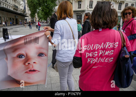 Lyon, Frankreich, 12. Juni, 2018: die Gegner der medizinisch unterstützten Fortpflanzung (auf Französisch: PMA) in Lyon (Zentral-ost-Frankreich) gesehen, da sie Teil einer Demonstration teilnehmen, darunter ein Sterben, das durch die Allianz Vita organisiert gegen angebliche Gefahr der Fortpflanzung merchandiziation zu protestieren. Foto: Serge Mouraret/Alamy Leben Nachrichten. Stockfoto