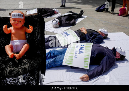 Lyon, Frankreich, 12. Juni, 2018: die Gegner der medizinisch unterstützten Fortpflanzung (auf Französisch: PMA) in Lyon (Zentral-ost-Frankreich) gesehen, da sie Teil einer Demonstration teilnehmen, darunter ein Sterben, das durch die Allianz Vita organisiert gegen angebliche Gefahr der Fortpflanzung merchandiziation zu protestieren. Foto: Serge Mouraret/Alamy Leben Nachrichten. Stockfoto