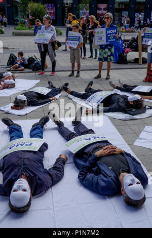 Lyon, Frankreich, 12. Juni, 2018: die Gegner der medizinisch unterstützten Fortpflanzung (auf Französisch: PMA) in Lyon (Zentral-ost-Frankreich) gesehen, da sie Teil einer Demonstration teilnehmen, darunter ein Sterben, das durch die Allianz Vita organisiert gegen angebliche Gefahr der Fortpflanzung merchandiziation zu protestieren. Foto: Serge Mouraret/Alamy Leben Nachrichten. Stockfoto