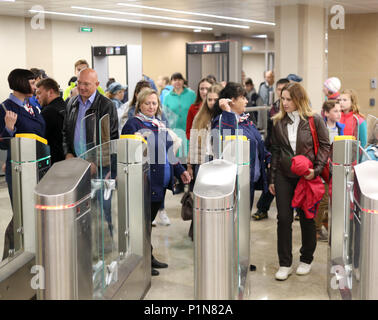 Nischni Nowgorod, Russland. 12 Juni, 2018. Die Passagiere durch die Drehkreuze an der neuen Metrostation 'trelka'', und am Vorabend der Wm in der Nähe des Stadions in der Nähe von Nischni Nowgorod eine neue U-Bahn Station 'trelka 'Credit: Aleksey Fokin/SOPA Images/ZUMA Draht/Alamy Leben Nachrichten geöffnet Stockfoto