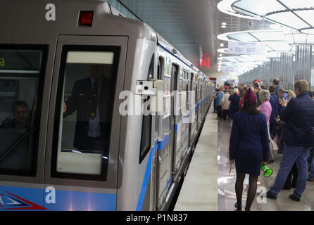 Nischni Nowgorod, Russland. 12 Juni, 2018. Die Passagiere stehen neben dem Bahnhof an der Metrostation 'trelka'', und am Vorabend der Wm in der Nähe des Stadions in der Nähe von Nischni Nowgorod eine neue U-Bahn Station 'trelka 'Credit: Aleksey Fokin/SOPA Images/ZUMA Draht/Alamy Leben Nachrichten geöffnet Stockfoto