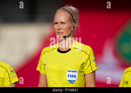 Newport, Wales, Großbritannien, 12. Juni 2018. Schiedsrichter Lina Lehtovaara vor der FIFA 2019 Weltmeisterschaft der Frauen qualifikationsspiel zwischen Wales und Russland in Newport Stadium Stockfoto