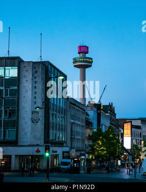 Liverpool, England, Vereinigtes Königreich, 12. Juni 2018. UK Wetter: Sonnenuntergang über Liverpool. Die 60er Jahre hoch aufragenden Radio City Tower nachts beleuchtet bildet einen starken Kontrast zu den schlechten Lichtverhältnissen in der Dämmerung Stockfoto