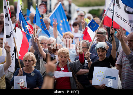 Krakau, Polen. 12 Juni, 2018. Die Menschen sind zu sehen, die Fahnen und Flugblätter während der Demonstration. ein Protest zugunsten der Europäischen Kommission, forderte die EU-Staats- und Regierungschefs mit der disziplinarischen Maßnahmen gegen Polen zu drücken, für angeblich verletzen rechtsstaatlichen Standards vor den Gerichten in Krakau. Die Justizreform, die von der Regierung umgesetzt wird an die Macht kommen am 3. Credit: Omar Marques/SOPA Images/ZUMA Draht/Alamy leben Nachrichten Stockfoto