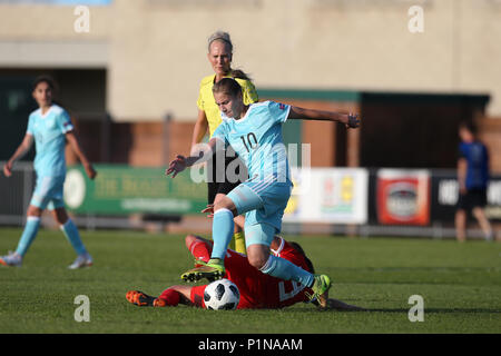 Newport, Wales, UK. 12. Juni 2018. Nadezhda Smirnova von Russland (10), die in Aktion. Wales Frauen vs Russland Frauen, WM2019 nähere Bestimmung der FIFA Frauen überein, Gruppe A auf dem Newport Stadion in Newport, South Wales am Dienstag, 12. Juni 2018. pic von Andrew Obstgarten/Alamy leben Nachrichten Stockfoto