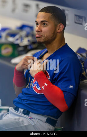 Milwaukee, WI, USA. 11 Juni, 2018. Chicago Cubs catcher Willson Contreras Nr. 40, bricht ihm die Kette beim Verfangen in der Major League Baseball Spiel zwischen den Milwaukee Brewers und die Chicago Cubs am Miller Park in Milwaukee, WI. John Fisher/CSM/Alamy leben Nachrichten Stockfoto