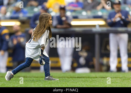 Milwaukee, WI, USA. 11 Juni, 2018. Hailey Dawson Throws heraus werfen zuerst vor der Major League Baseball Spiel zwischen den Milwaukee Brewers und die Chicago Cubs am Miller Park in Milwaukee, WI. John Fisher/CSM/Alamy leben Nachrichten Stockfoto