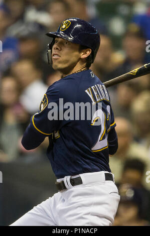 Milwaukee, WI, USA. 11 Juni, 2018. Milwaukee Brewers Mittelfeldspieler Christian Yelich #22 ion Aktion während der Major League Baseball Spiel zwischen den Milwaukee Brewers und die Chicago Cubs am Miller Park in Milwaukee, WI. John Fisher/CSM/Alamy leben Nachrichten Stockfoto