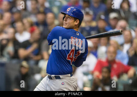 Milwaukee, WI, USA. 11 Juni, 2018. Chicago Cubs erste Basisspieler Anthony Rizzo #44 in Aktion während der Major League Baseball Spiel zwischen den Milwaukee Brewers und die Chicago Cubs am Miller Park in Milwaukee, WI. John Fisher/CSM/Alamy leben Nachrichten Stockfoto