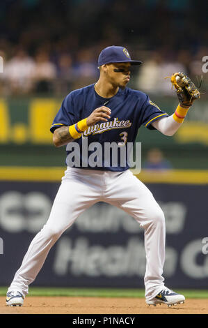 Milwaukee, WI, USA. 11 Juni, 2018. Milwaukee Brewers shortstop Orlando Arcia #3 in Aktion während der Major League Baseball Spiel zwischen den Milwaukee Brewers und die Chicago Cubs am Miller Park in Milwaukee, WI. John Fisher/CSM/Alamy leben Nachrichten Stockfoto