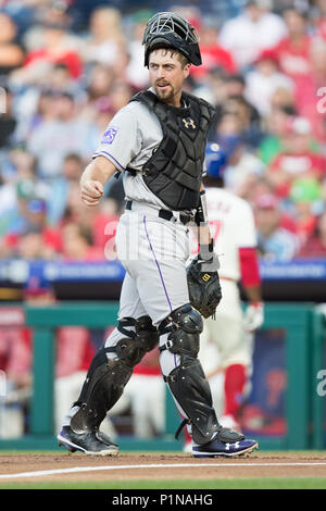 Philadelphia, Pennsylvania, USA. 12 Juni, 2018. Colorado Rockies catcher Tom Murphy (23.), die in Aktion während der MLB Spiel zwischen der Colorado Rockies und Philadelphia Phillies am Citizens Bank Park in Philadelphia, Pennsylvania. Christopher Szagola/CSM/Alamy leben Nachrichten Stockfoto