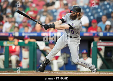 Philadelphia, Pennsylvania, USA. 12 Juni, 2018. Colorado Rockies Mittelfeldspieler Charlie Blackmon (19), die in Aktion während der MLB Spiel zwischen der Colorado Rockies und Philadelphia Phillies am Citizens Bank Park in Philadelphia, Pennsylvania. Christopher Szagola/CSM/Alamy leben Nachrichten Stockfoto