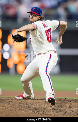 Philadelphia, Pennsylvania, USA. 12 Juni, 2018. Philadelphia Phillies Krug Aaron Nola (27), die in Aktion während der MLB Spiel zwischen der Colorado Rockies und Philadelphia Phillies am Citizens Bank Park in Philadelphia, Pennsylvania. Christopher Szagola/CSM/Alamy leben Nachrichten Stockfoto