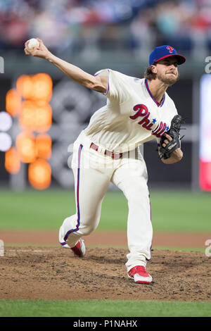 Philadelphia, Pennsylvania, USA. 12 Juni, 2018. Philadelphia Phillies Krug Aaron Nola (27), die in Aktion während der MLB Spiel zwischen der Colorado Rockies und Philadelphia Phillies am Citizens Bank Park in Philadelphia, Pennsylvania. Christopher Szagola/CSM/Alamy leben Nachrichten Stockfoto